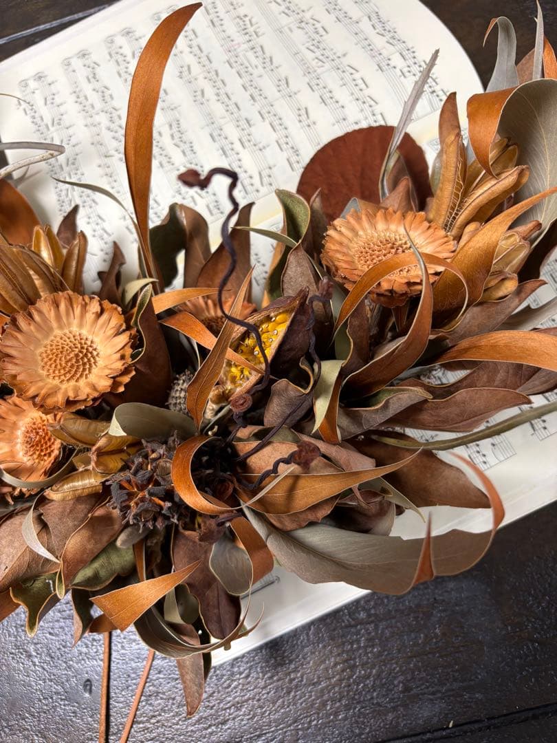 ゴールドブラウンのボーゲンリース シンプルながらリーフの華やかさがございます WWW_OPDRERGINERDOGAN_COM