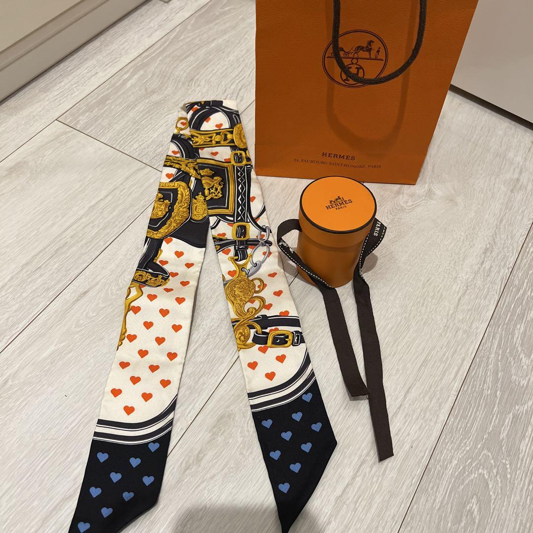 定番の冬ギフト スカーフ エルメス ツイリー ハート柄 HERMES Hermes