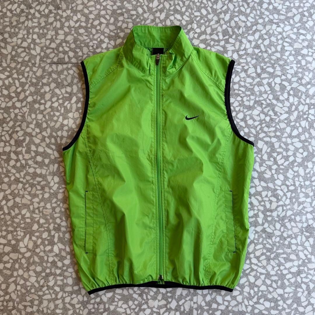 【ネオンカラー、オールシーズン使える1枚◎】NIKEナイロンベスト刺繍菅田将暉 【ネオンカラー、オールシーズン使える1枚◎】NIKEナイロンベスト刺繍菅田将暉