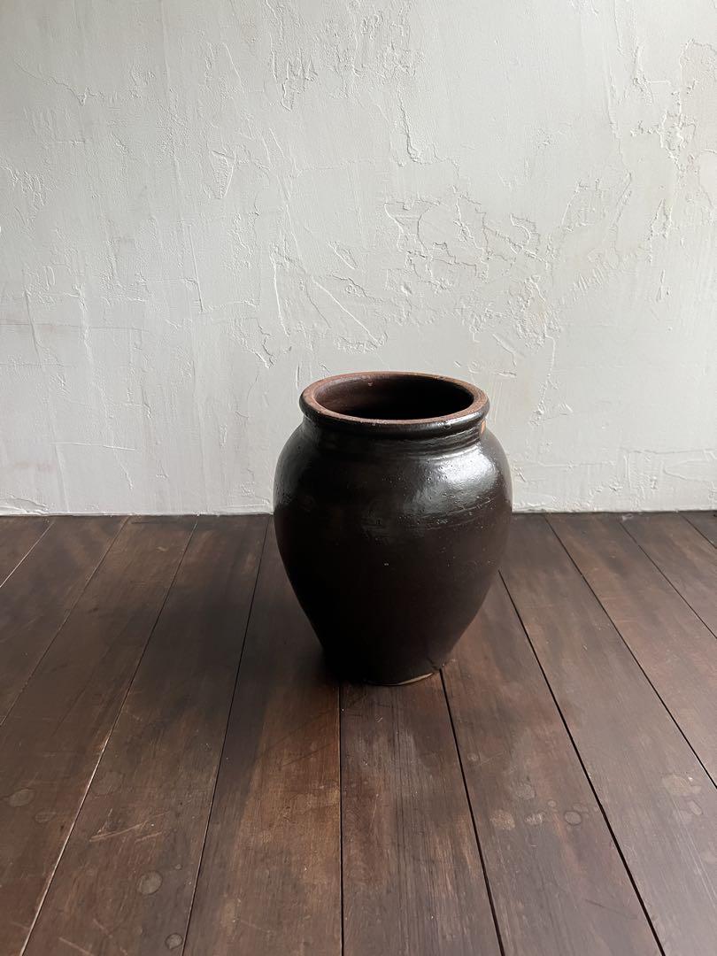 茶色の陶器製中型壺