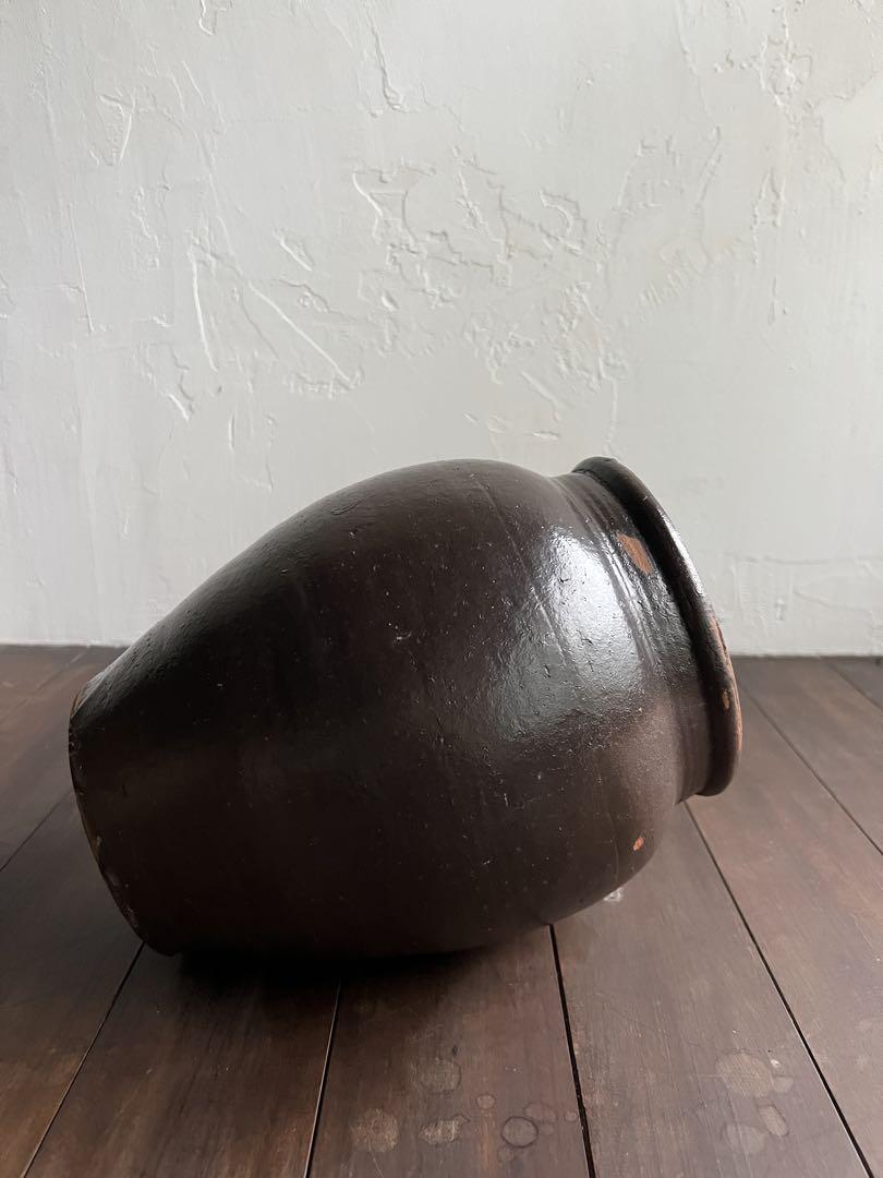 茶色の陶器製中型壺