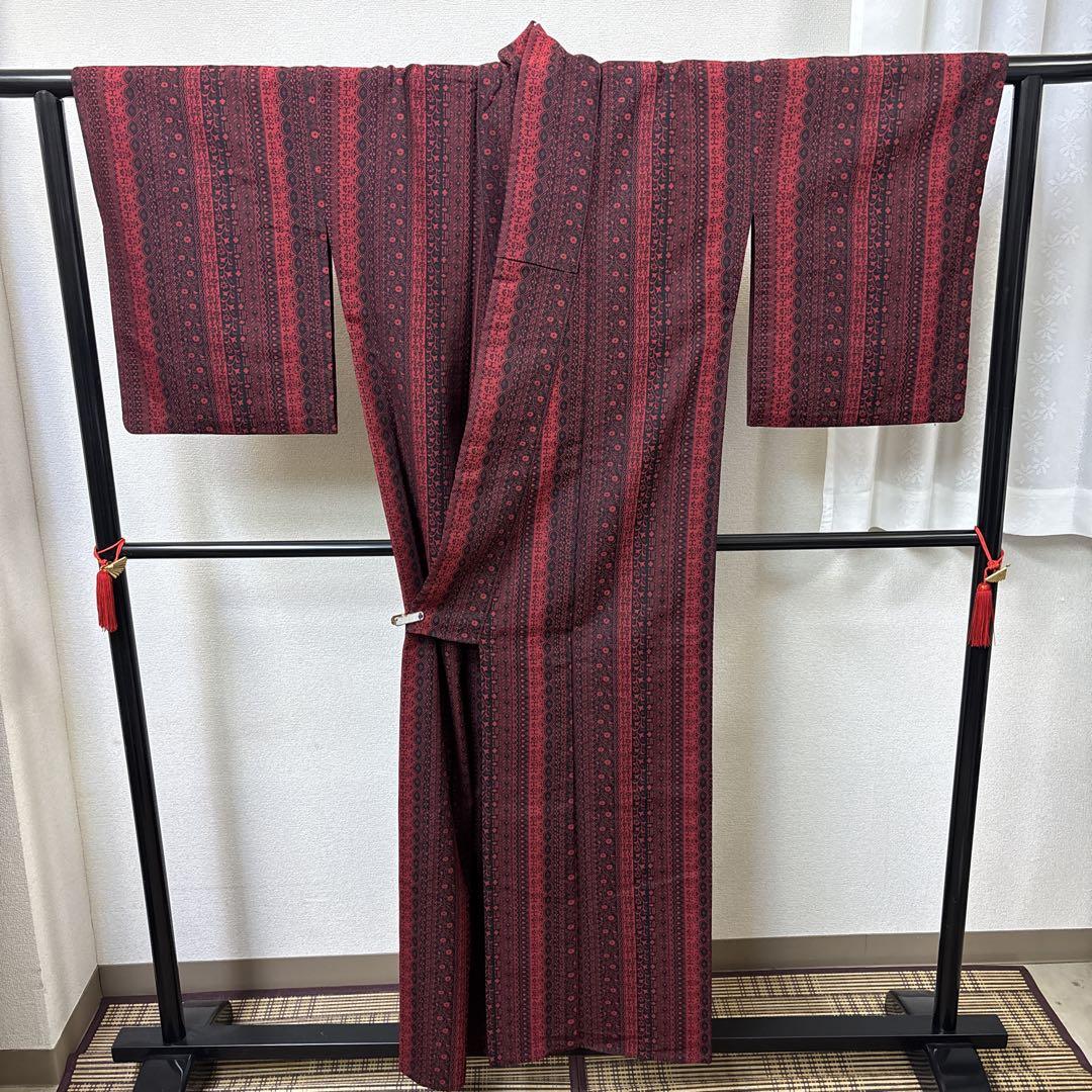 着物 ウール 広衿 単衣 黒 赤 更紗 レース 縞 ストライプ 花 k0048