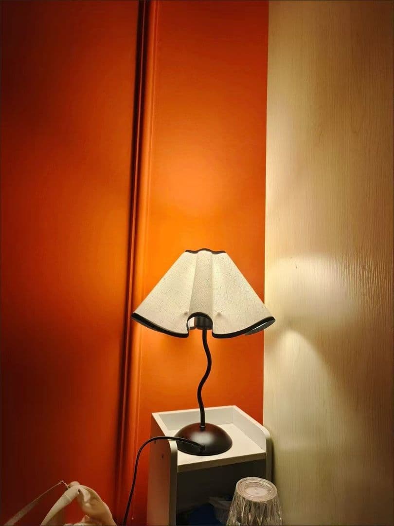 ベージュの布製テーブルランプ目立った傷や汚れなし