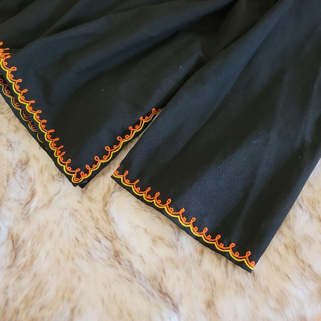 黒の長袖チュニック オレンジ刺繍