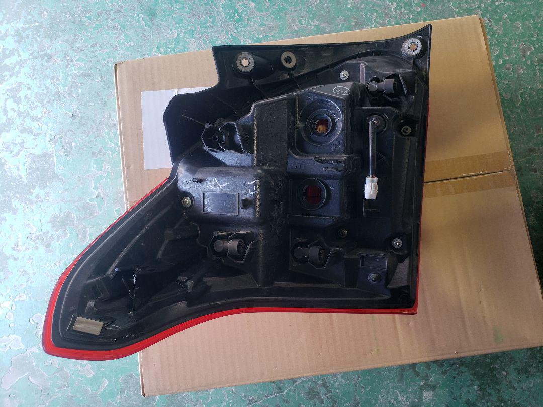 スズキ　スイフトスポーツ　右テールランプ　ZC33