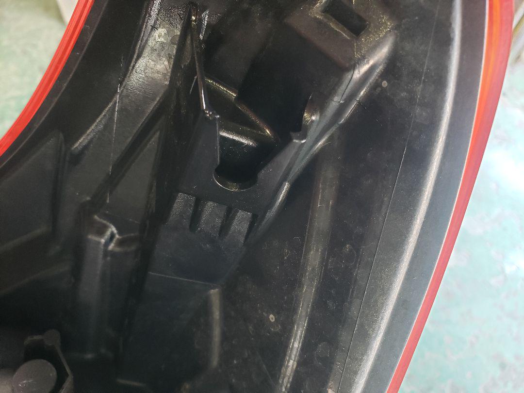 スズキ　スイフトスポーツ　右テールランプ　ZC33