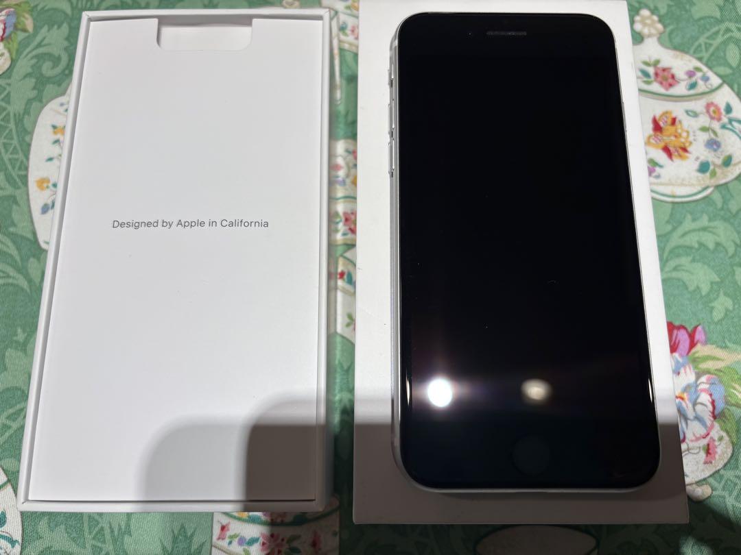 ア*ル様 Apple iPhone se第2世代　ホワイト　美品 美品 iPhone SE 第2世代 (SE2) ホワイト 64GB