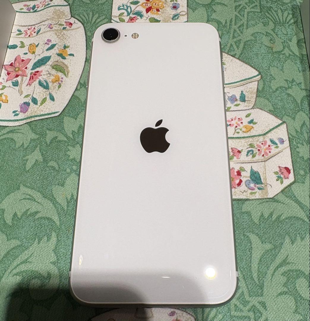 ア*ル様 Apple iPhone se第2世代　ホワイト　美品 美品 iPhone SE 第2世代 (SE2) ホワイト 64GB