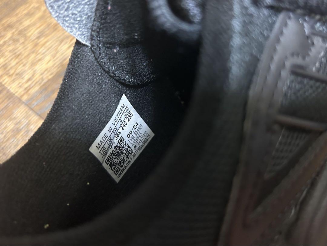 adidas スニーカー　オズガイア 【黒／24cm】