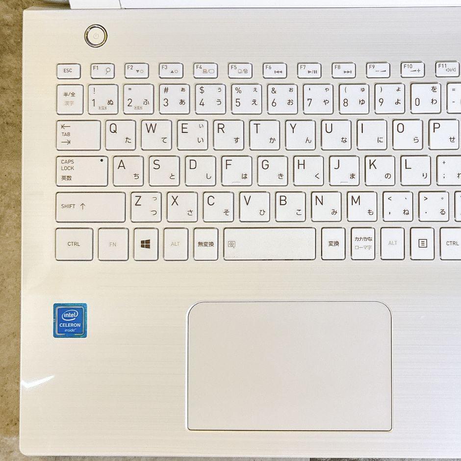 ほぼ美品✨新品SSDで快適✨カメラ付きノートパソコン 薄型 可愛い白❣仕事や趣味 新品SSD搭載でサクサク快適✨かわいい白❣薄型カメラ付きノート