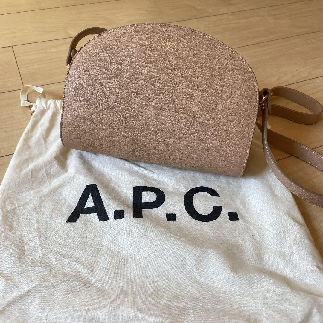 APC ハーフムーンショルダーバッグ - メルカリ APC ハーフムーンショルダーバッグ - メルカリ