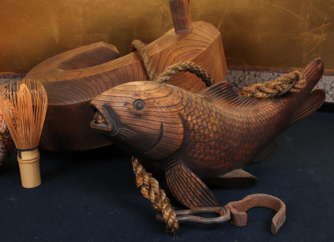 BE358 古民具 木彫 鯉 魚横木 魚木 囲炉裏 炉鍵 炉鉤 全長約40cm