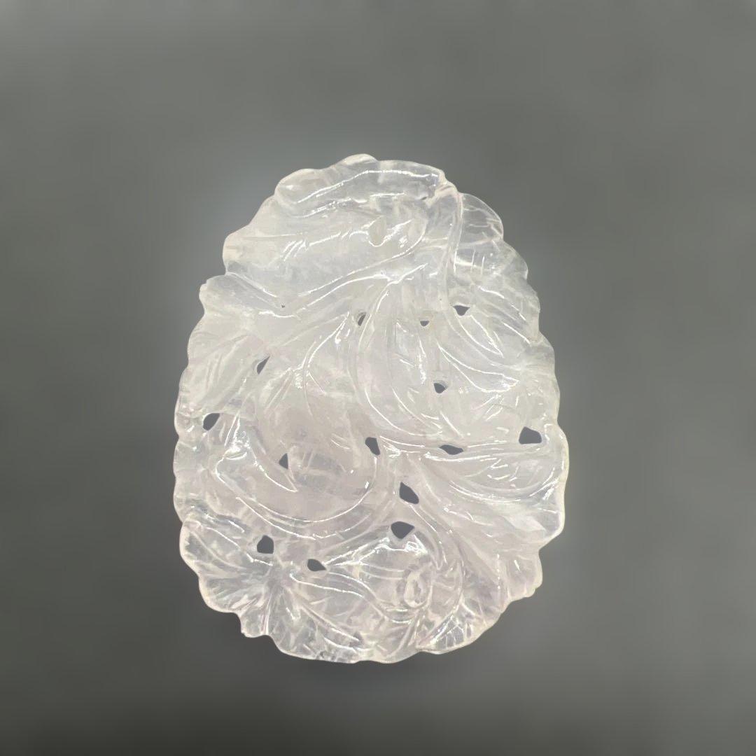 水晶ペンダント　根付け　梅に登るカササギ 細密鏤空彫　中国美術工芸　お記念に