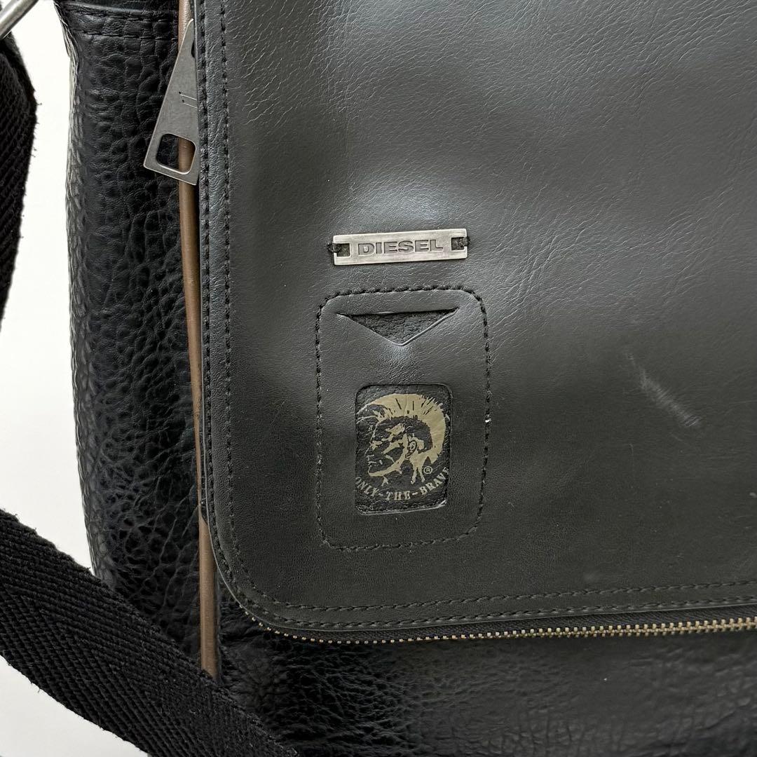 DIESEL メッセンジャーバッグ ショルダーバッグ メタルロゴ 斜め掛け DIESEL メッセンジャーバッグ ショルダーバッグ メタルロゴ 斜め掛け