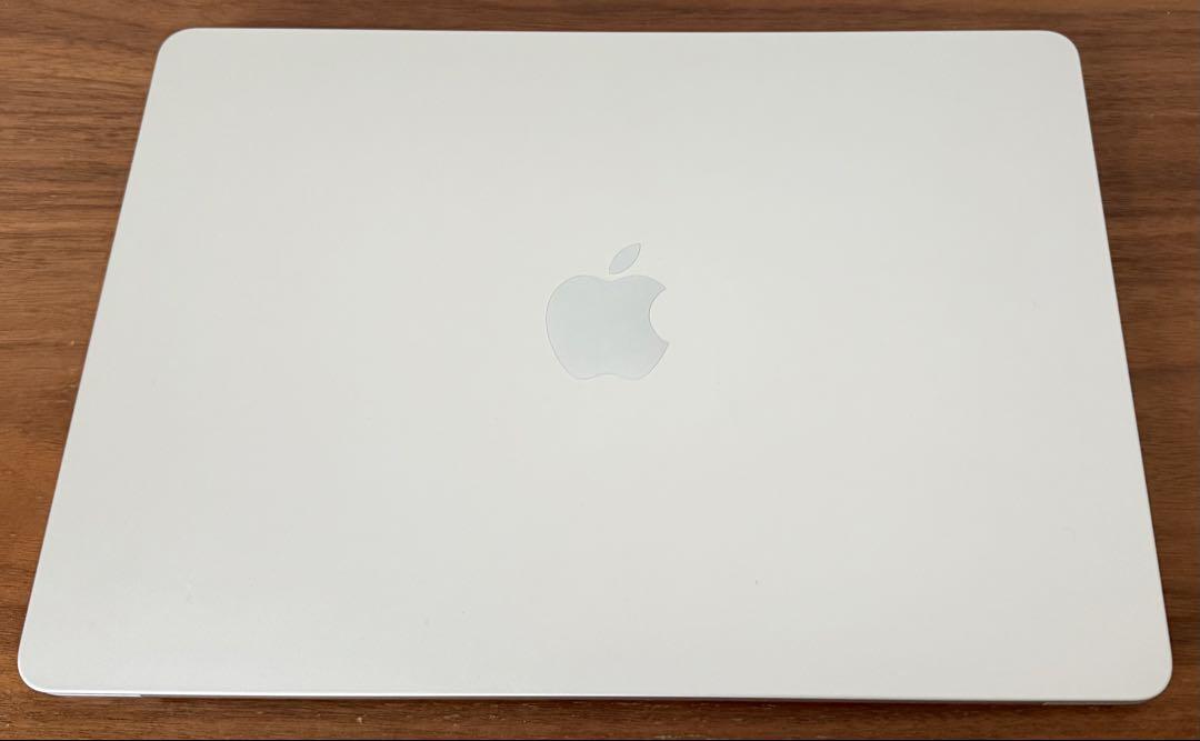 ほぼ新品（ケース付き）】MacBook M3チップ搭載13インチ16GB/1T