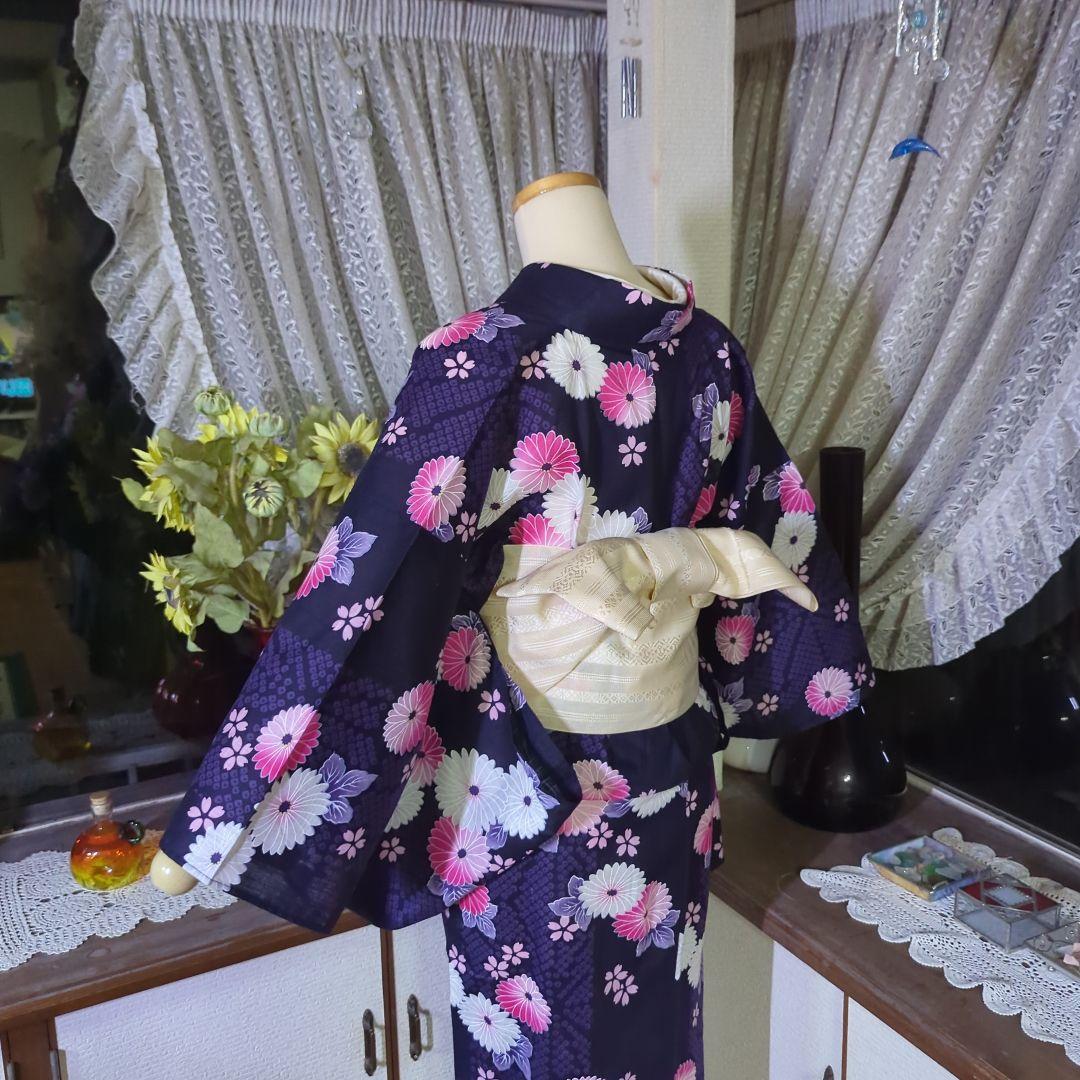 涼し気な織りの茄子紺の地に、白やピンクの花模様が美しい浴衣です