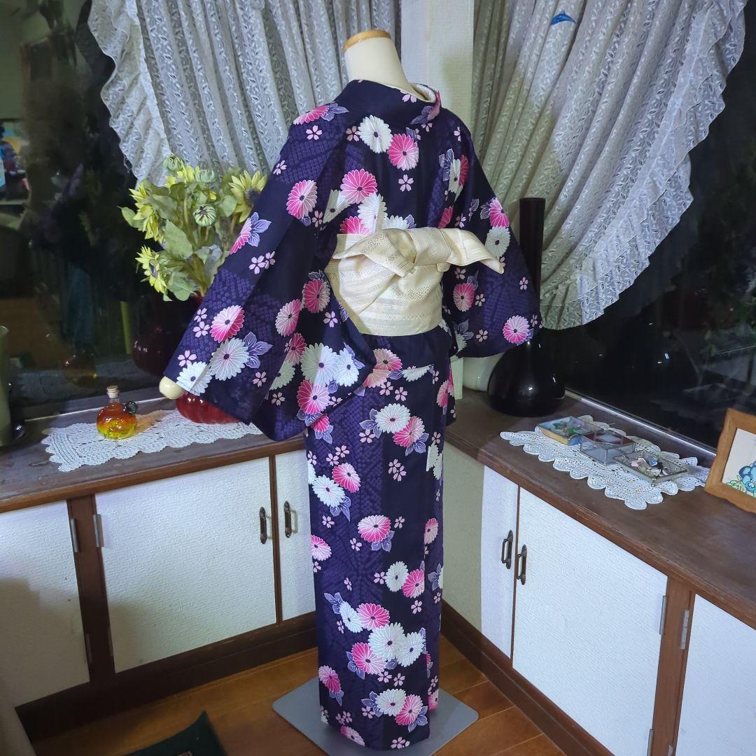 涼し気な織りの茄子紺の地に、白やピンクの花模様が美しい浴衣です