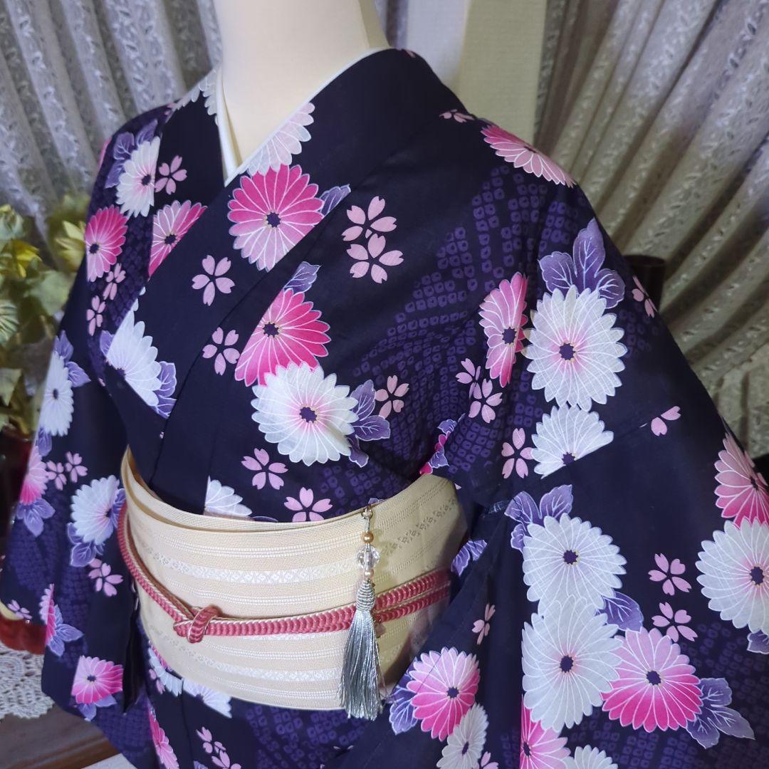 涼し気な織りの茄子紺の地に、白やピンクの花模様が美しい浴衣です