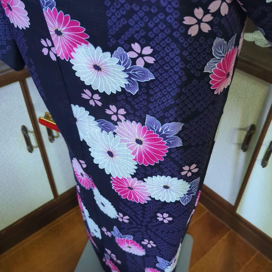 涼し気な織りの茄子紺の地に、白やピンクの花模様が美しい浴衣です