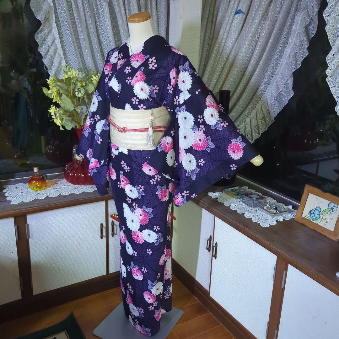 涼し気な織りの茄子紺の地に、白やピンクの花模様が美しい浴衣です