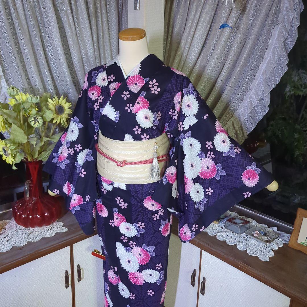 涼し気な織りの茄子紺の地に、白やピンクの花模様が美しい浴衣です