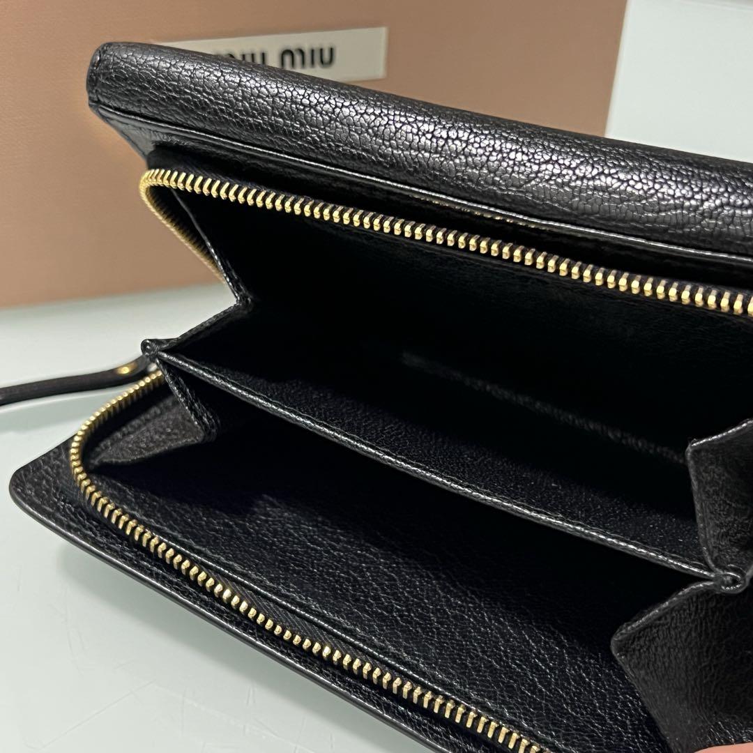 美品 MIUMIU 折り財布 小銭入れ付 黒 ブラック マドラス レザー