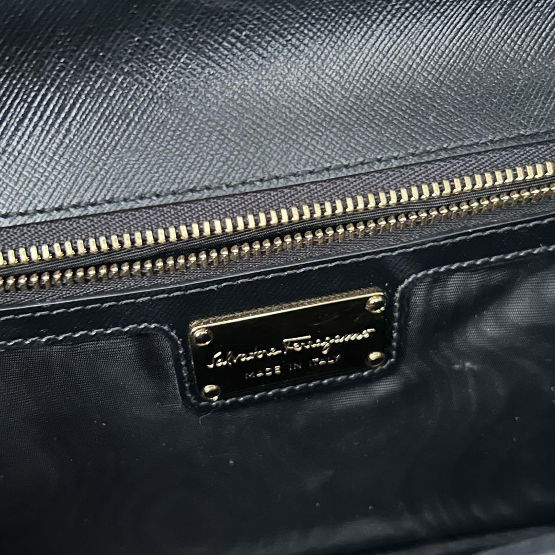 フェラガモ ferragamo チェーンバッグ チェーンクラッチ - メルカリ