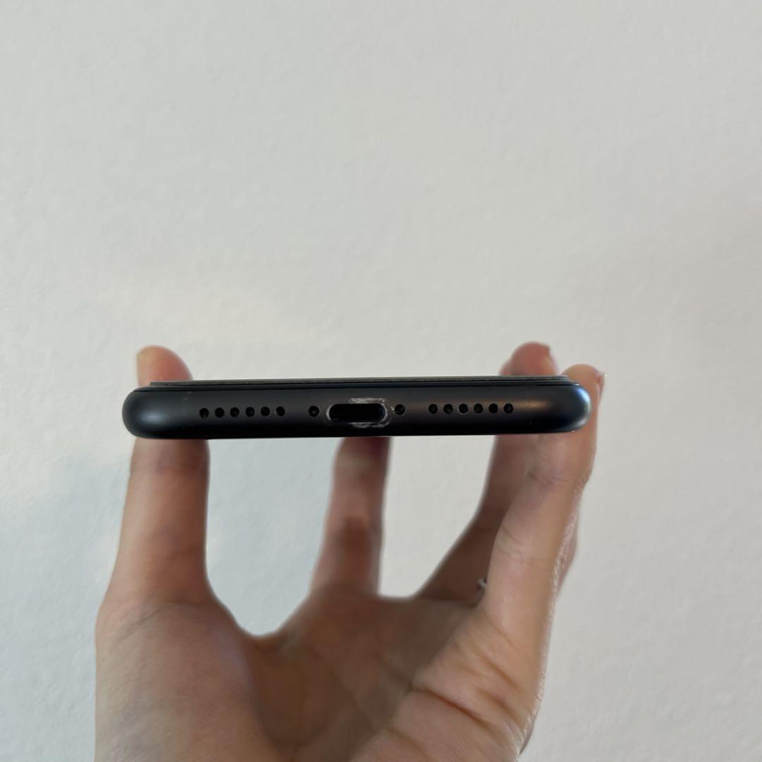 出産祝いなども豊富 美品 iPhone 11 ブラック64GB（ガラスフィルムお付けします） 携帯電話本体