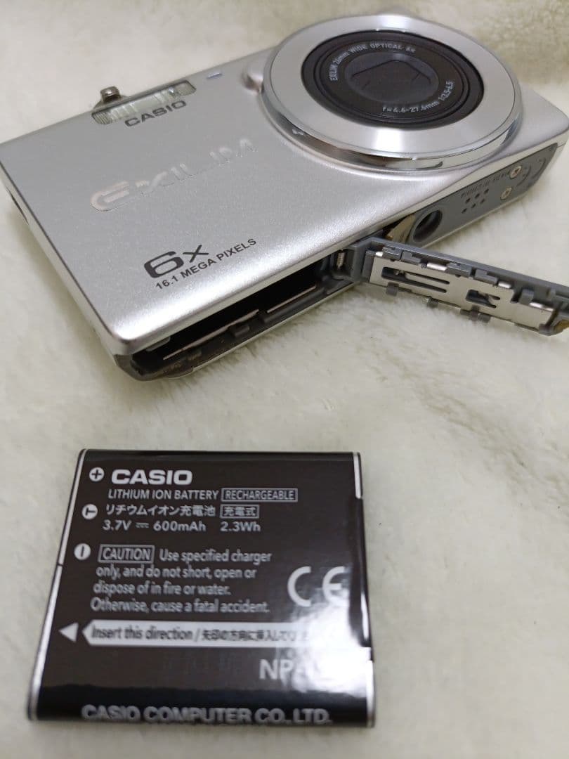 CASIO EXILIM 16.1MP コンパクトデジタルカメラ