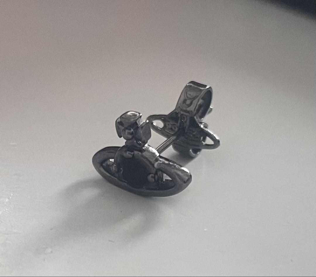 オーブ ピアス ガンメタ 黒