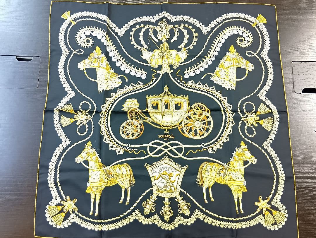 216 HERMES エルメス カレ90 シルクバンダナ 馬車デザイン