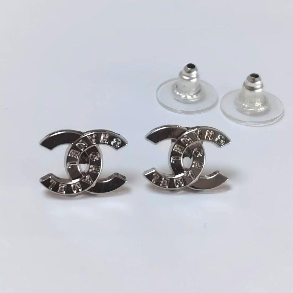 ヴィンテージボタン ミニシルバーピアス シャネル - メルカリ