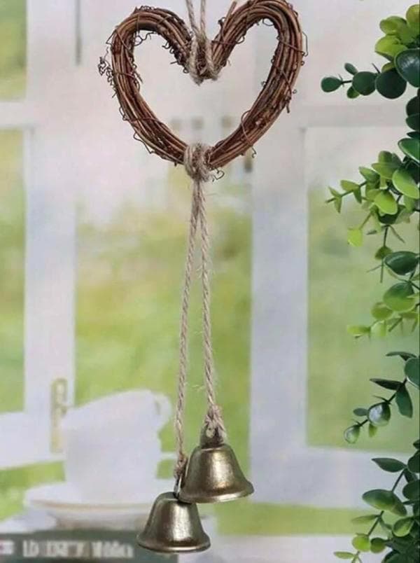 インテリアにハート形の風鈴や呼び鈴もあります