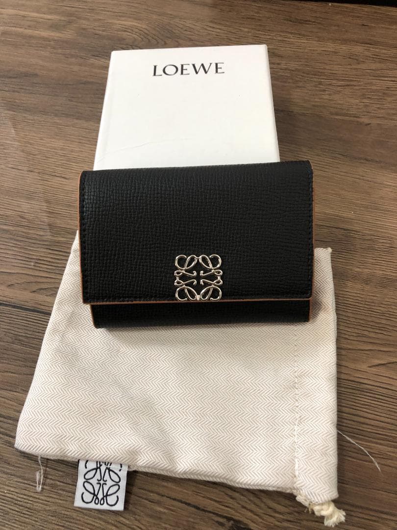 【早い者勝ち♪】LOEWE 二つ折り財布 黒 レザー