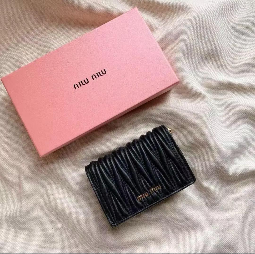 MIUMIUファスナー付き財布小物