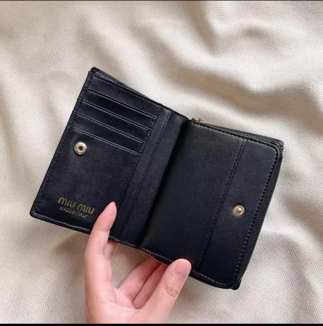 MIUMIUファスナー付き財布