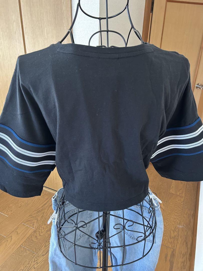 adidas クロップドTシャツ 黒 3本ライン