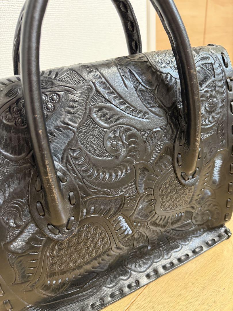 グレースコンチネンタル　Carving Tribes 黒 レザー ハンドバッグ