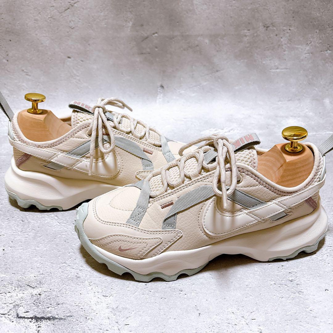定価（税込） 16,500円 NIKE TC 7900 22.5cm
