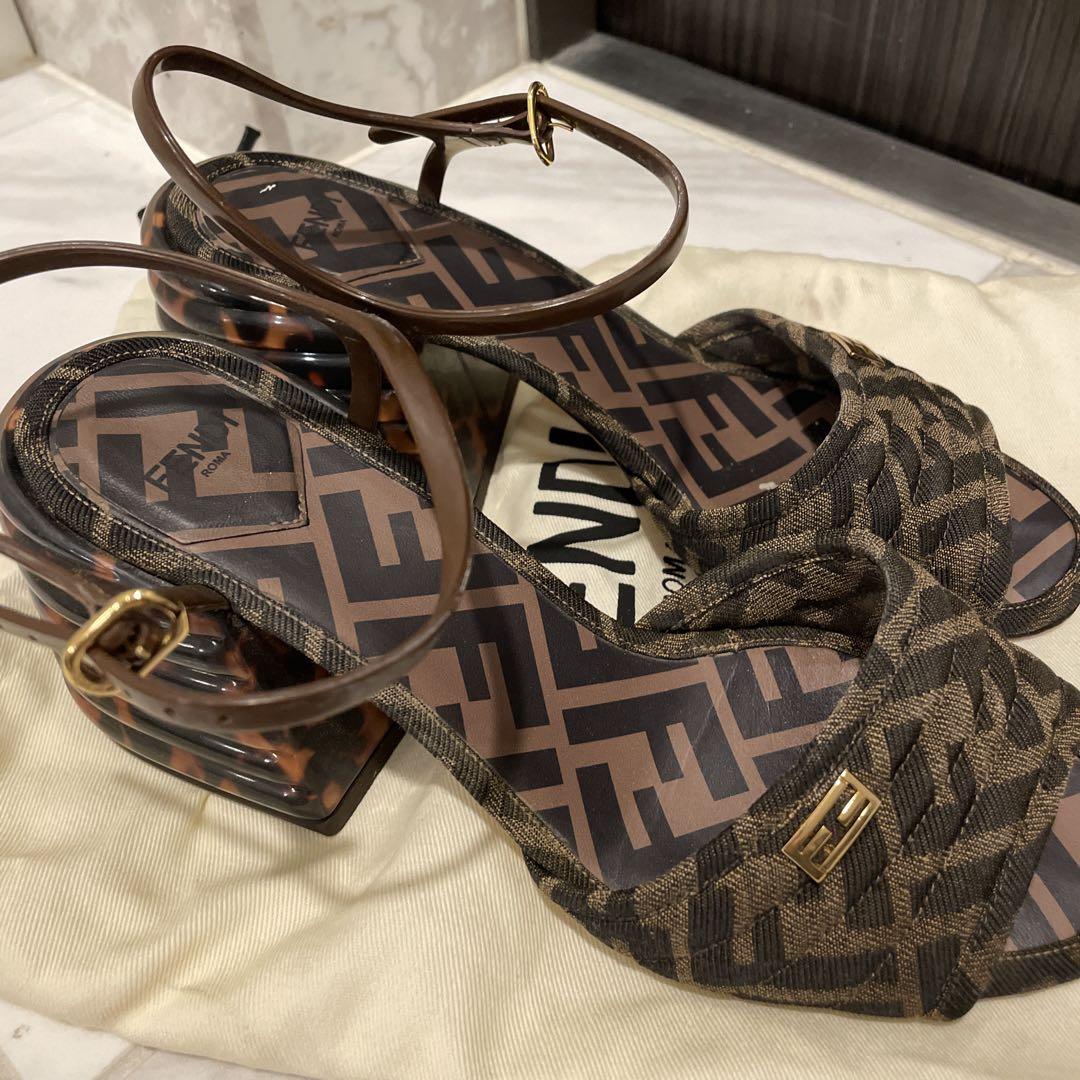 最終値下げFENDI ダークブラウン ロゴヒールサンダル　25㌢