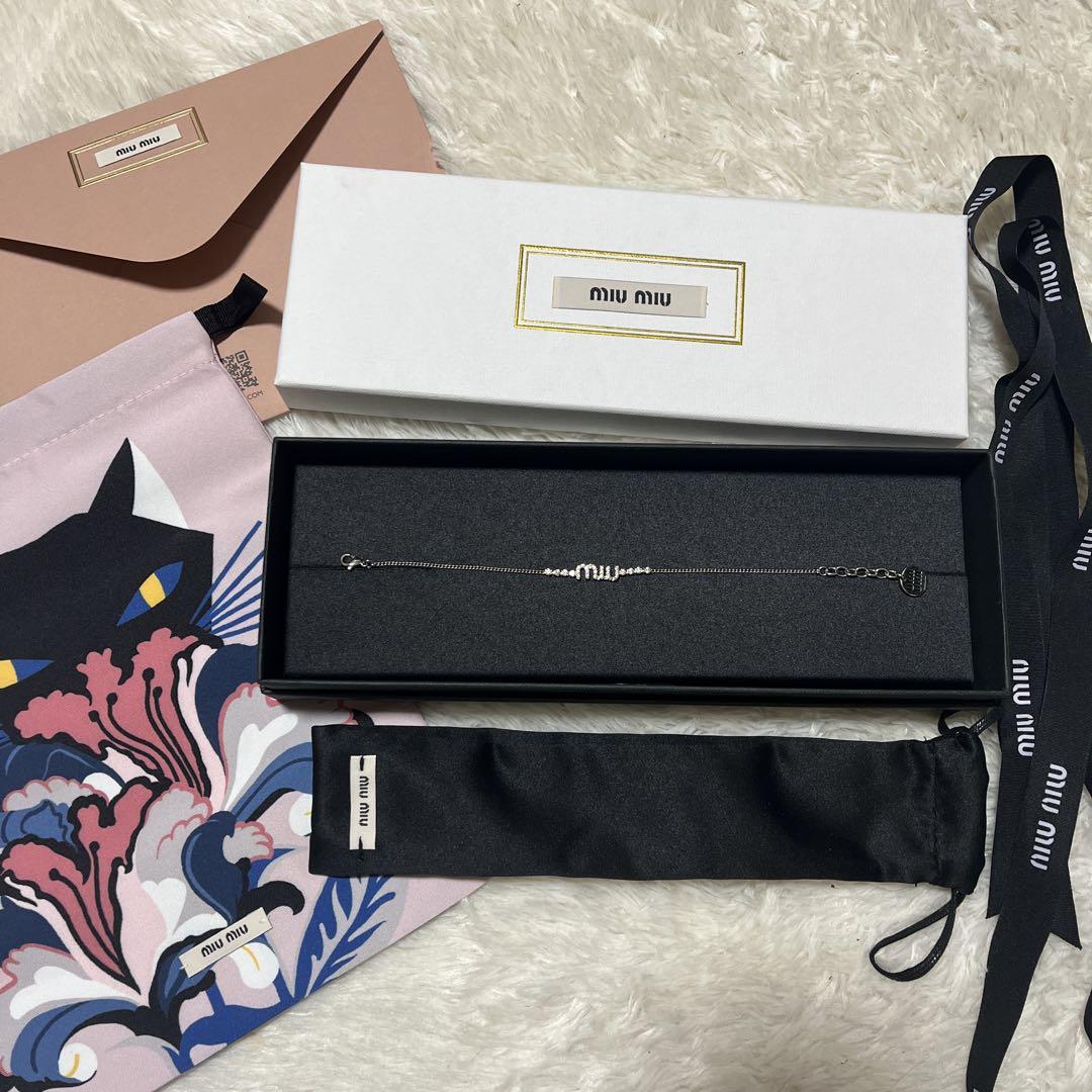miu miu ロゴ入りシルバーブレスレット 77,777円