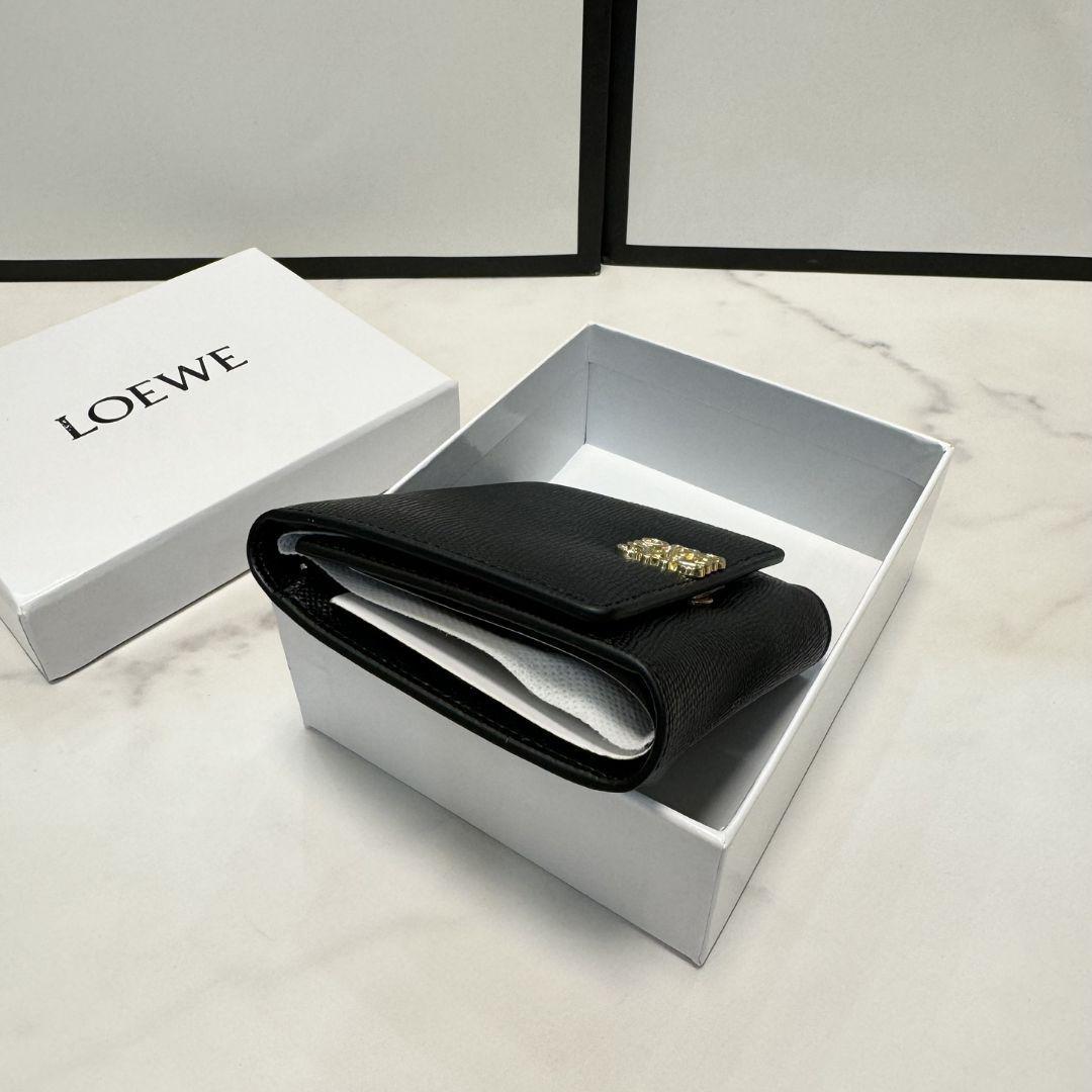 超人気 LOEWE (ロエベ) 三つ折り財布 黒です - メルカリ