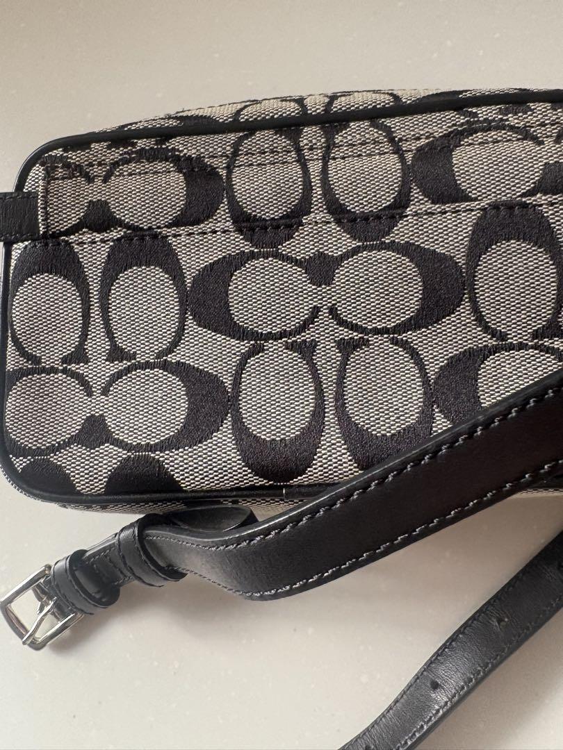 美品COACH ボディバッグ・ウエストポーチ