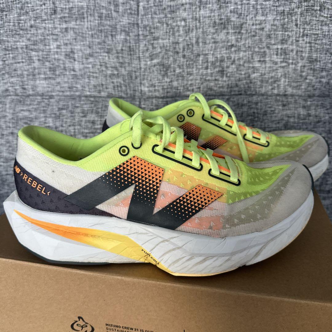 ランニングシューズ FuelCell Rebele V4