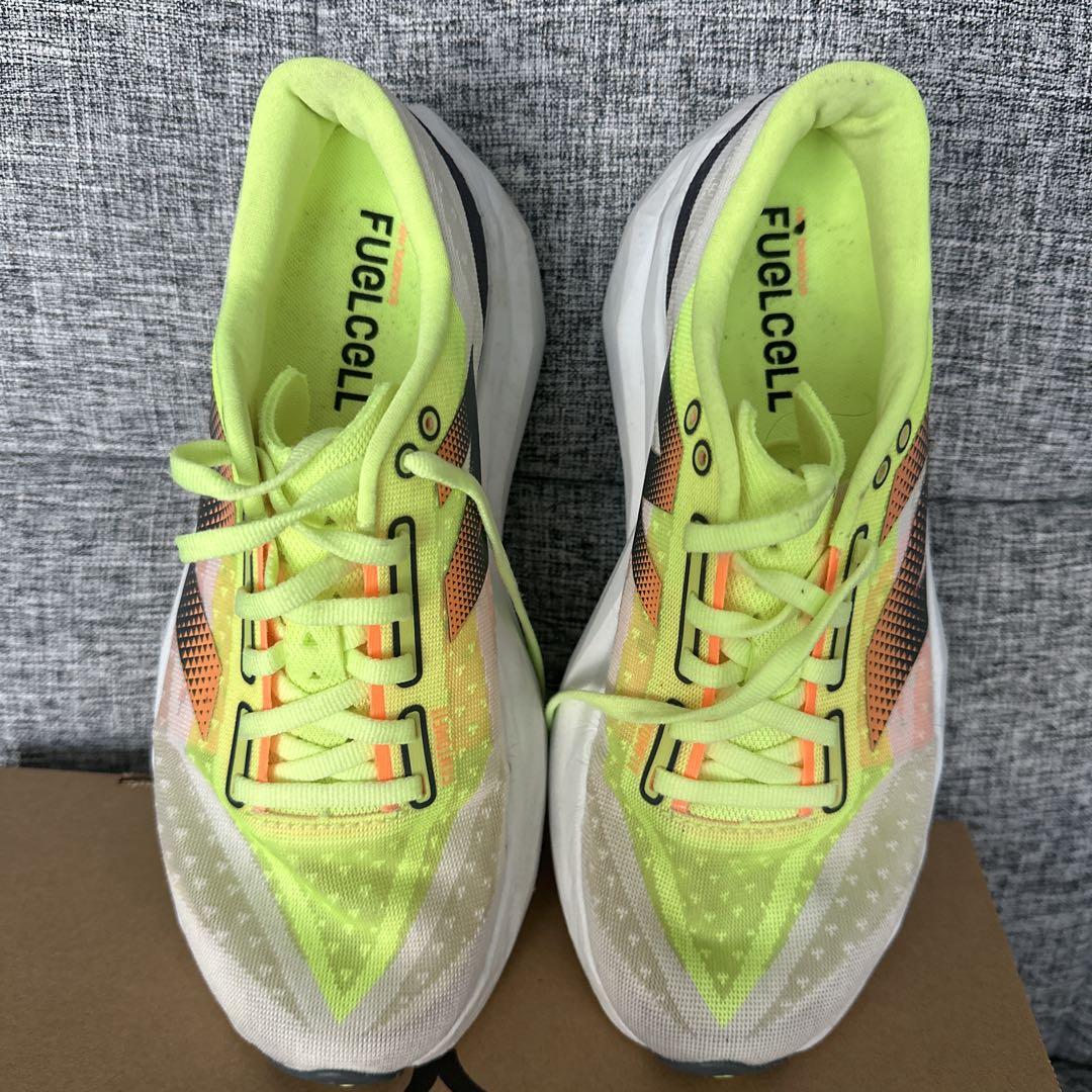 ランニングシューズ FuelCell Rebele V4