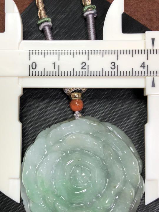 翡翠　花彫刻　ペンダント　紐付き