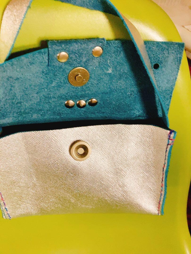 革　ポーチ　化粧　ハンドメイド　ブルーとシルバー