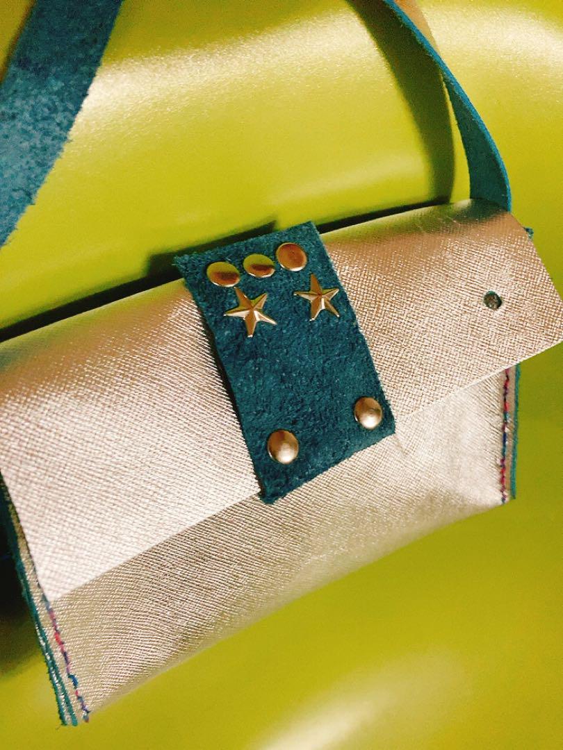 革　ポーチ　化粧　ハンドメイド　ブルーとシルバー