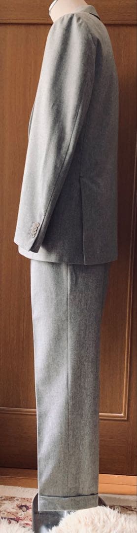 上のエレガンス漂うスーツ