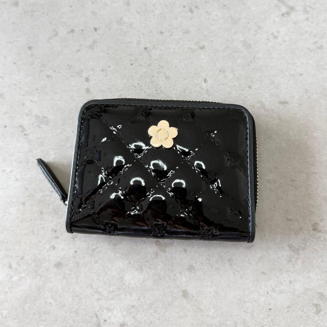 MARY QUANT マリークワント デイジー エナメル 二つ折り財布 ブラック MARY QUANT マリークワント デイジー エナメル 二つ折り財布 ブラック